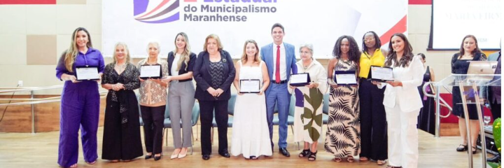 Iracema Vale é homenageada pela Famem com a comenda de honra ao mérito "Mulheres Inspiradoras Maria Firmina dos Reis".