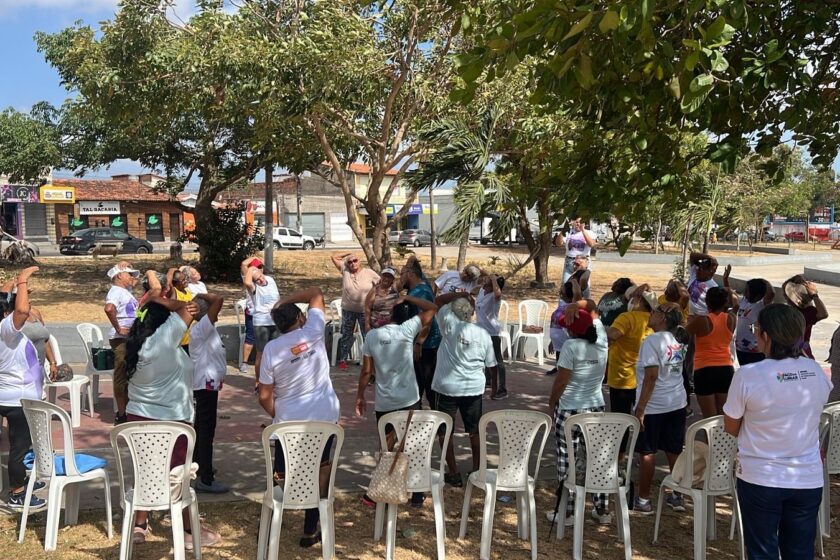 Idosos do SCFV participam de atividade ao ar livre com dança e alongamento na Praça da Família