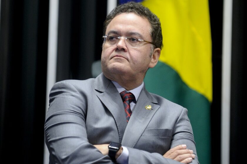Relacionamento tóxico: não é que o Novo queira o Roberto Rocha. Só não quer que ele seja feliz com outro